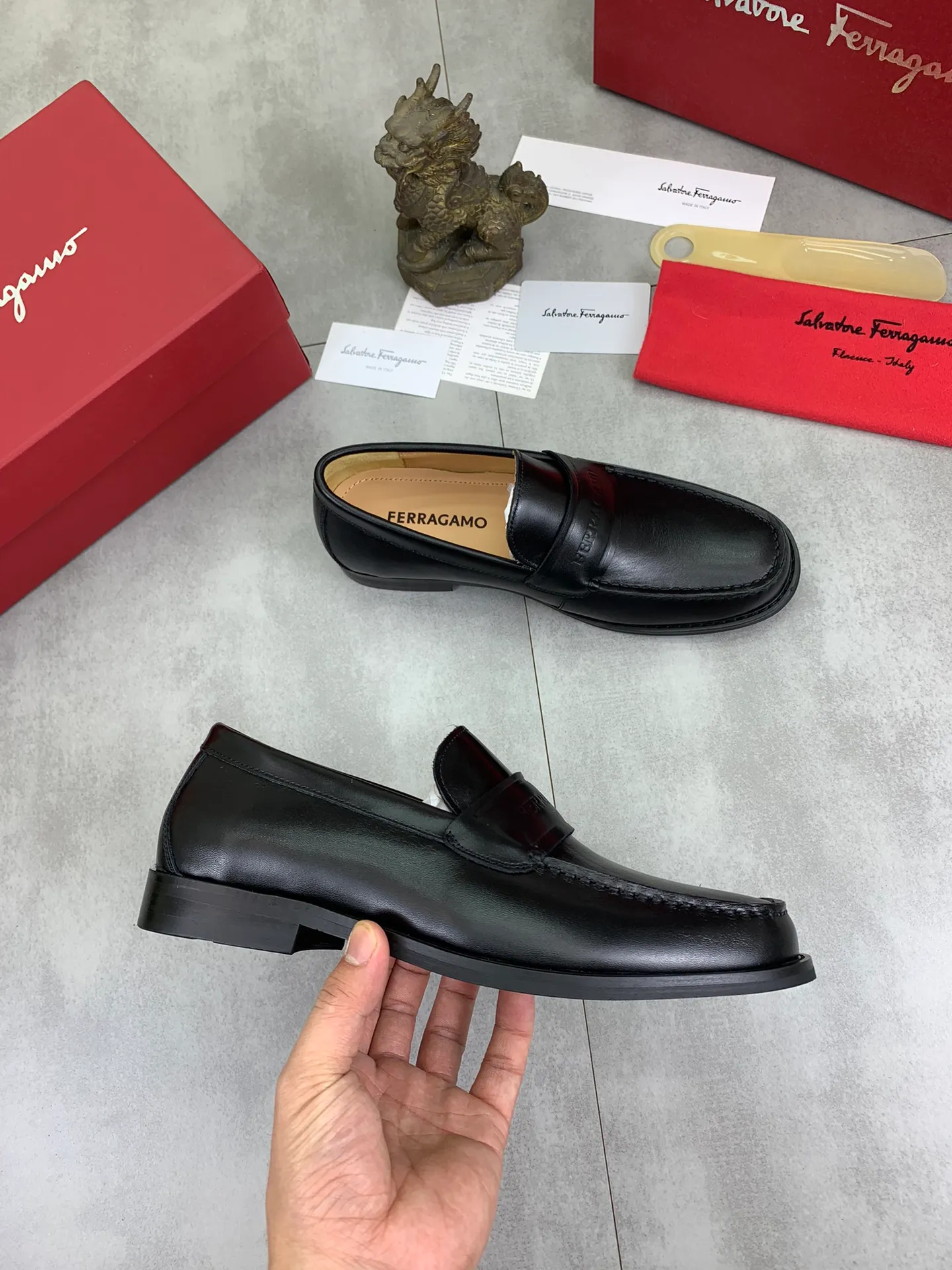 Men's Men's Shoes 💰P460💰[New Style] Water-dyed Niuli 🆘[Salvatore Ferragamo] Ferragamo's latest casual business leather shoes for men! Available at counters simultaneously! The fabric is made of specially imported original calfskin, the lining is made of imported water-dyed cowhide, and the original combination outsole is absolutely luxurious and leads the fashion trend. Matching code: 38-45; 2️⃣ colors available